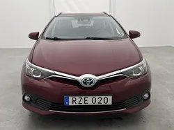 Röd Begagnad 2017 Toyota Auris Touring Sports Comfort Kombi | 135 000 kr (Marknadspris)