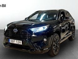 Svart Begagnad 2021 Toyota RAV4 Hybrid SUV | 369 900 kr (Marknadspris)