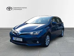 Mörkblå Begagnad 2017 Toyota Auris Hybrid Active Halvkombi | 159 900 kr (Marknadspris)