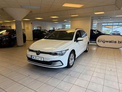Vit Begagnad 2023 VW Golf VIII Kombi | 269 900 kr (Marknadspris)