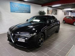 Svart Begagnad 2018 Alfa Romeo Giulia Veloce Sedan | 269 000 kr (Bra pris)