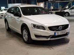 Vit Begagnad 2016 Volvo V60 CC Momentum Kombi | 169 900 kr (Marknadspris)