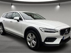 Vit Begagnad 2020 Volvo V60 CC Momentum Kombi | 319 900 kr (Marknadspris)