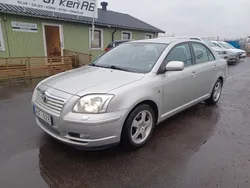 Silver Begagnad 2004 Toyota Avensis Halvkombi | 29 900 kr (Marknadspris)