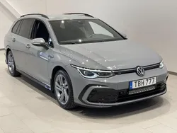 Grå (moonstone grey) Begagnad 2023 VW Golf VIII R-line Kombi | 239 900 kr (Marknadspris)