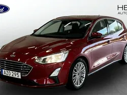 Röd (red) Begagnad 2018 Ford Focus Titanium Halvkombi | 149 000 kr (Marknadspris)