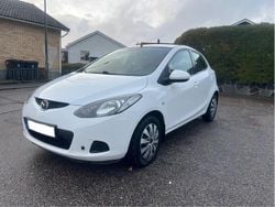 Vit Begagnad 2009 Mazda 2 Halvkombi | 24 999 kr (Marknadspris)