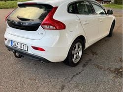 Vit Begagnad 2013 Volvo V40 Momentum Kombi | 85 000 kr (Marknadspris)