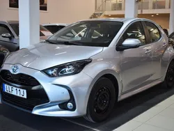 Silver Begagnad 2022 Toyota Yaris Hybrid Active Halvkombi | 214 900 kr (Marknadspris)