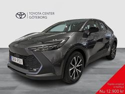 Mörkgrå (grå) Ny 2025 Toyota C-HR Style SUV | 409 900 kr (Marknadspris)