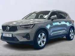 Grå Begagnad 2023 Volvo XC40 Core SUV | 349 900 kr (Marknadspris)
