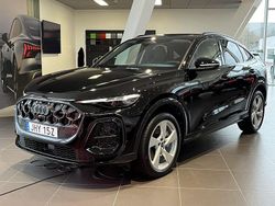 Svart (mytsvart metallic) Ny 2025 Audi Q5 Sportback Design SUV | 689 000 kr (Superpris)