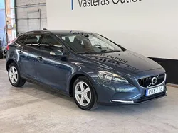 Mörkblå (mblå) Begagnad 2017 Volvo V40 Kinetic Kombi | 139 900 kr (Marknadspris)