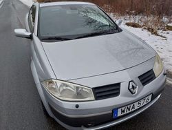 Ljusgrå (grå) Begagnad 2005 Renault Mégane Cabriolet Cab | 38 500 kr (Marknadspris)