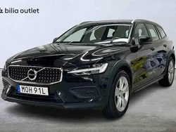 Svart Begagnad 2022 Volvo V60 CC Kombi | 259 900 kr (Marknadspris)