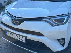 Vit Begagnad 2016 Toyota RAV4 Hybrid SUV | 199 000 kr (Marknadspris)