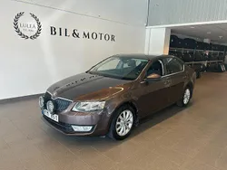 Mörkbrun (brun) Begagnad 2013 Skoda Octavia Ambition Halvkombi | 129 900 kr (Lite dyr)