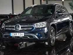 Mörkblå (blå) Begagnad 2020 Mercedes GLC300e SUV | 312 500 kr (Marknadspris)