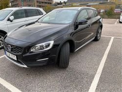 Svart Begagnad 2017 Volvo V60 CC Summum Kombi | 169 000 kr (Superpris)