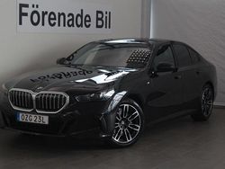 Svart Begagnad 2024 BMW 520 M Sport Sedan | 569 000 kr (Marknadspris)