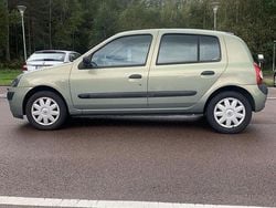 Grön Begagnad 2003 Renault Clio II Expression Halvkombi | 27 500 kr (Marknadspris)