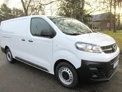 Vit Begagnad 2023 Opel Vivaro Van | 372 500 kr