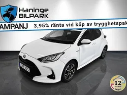 Vit Begagnad 2021 Toyota Yaris Hybrid Halvkombi | 179 900 kr (Marknadspris)