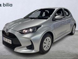 Silver Begagnad 2025 Toyota Yaris Hybrid Life Halvkombi | 239 900 kr (Bra pris)