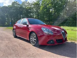 Röd Begagnad 2013 Alfa Romeo Giulietta Veloce Halvkombi | 105 000 kr (Marknadspris)