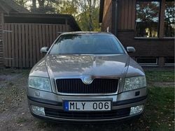 Brun Begagnad 2007 Skoda Octavia Sport Halvkombi | 37 000 kr (Marknadspris)