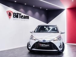 Silver Begagnad 2019 Toyota Yaris Hybrid Active Halvkombi | 159 900 kr (Marknadspris)