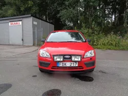 Röd Begagnad 2006 Ford Focus Halvkombi | 19 900 kr (Marknadspris)