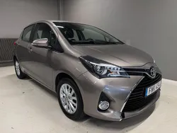 Brun Begagnad 2014 Toyota Yaris Executive Halvkombi | 129 900 kr (Marknadspris)