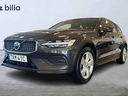 Grå Begagnad 2023 Volvo V60 CC Kombi | 369 900 kr (Marknadspris)