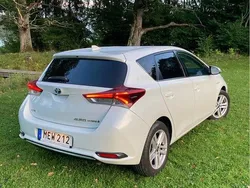 Vit Begagnad 2016 Toyota Auris Hybrid Executive Halvkombi | 149 800 kr (Marknadspris)