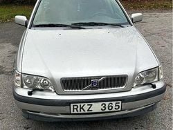 Grå Begagnad 2000 Volvo V40 Kombi | 17 000 kr