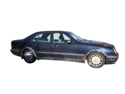 Blå Begagnad 2002 Mercedes E320 Elegance Sedan | 12 000 kr