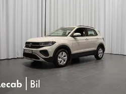 Ljusgrå (ascot grey) Begagnad 2024 VW T-Cross SUV | 209 500 kr (Marknadspris)