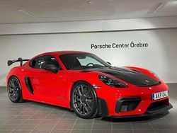Röd Begagnad 2022 Porsche 718 Cayman GT4 Sportkupé | 1 799 000 kr (Marknadspris)