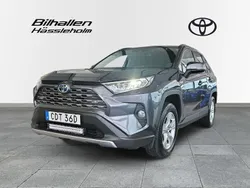 Mörkgrå (grå) Begagnad 2021 Toyota RAV4 Hybrid Active SUV | 324 900 kr (Marknadspris)