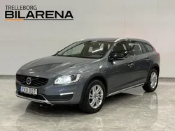 Grå Begagnad 2018 Volvo V60 CC Momentum Kombi | 179 900 kr (Bra pris)