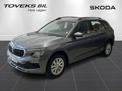 Grå (graphite grey metallic) Ny 2025 Skoda Kamiq Selection SUV | 324 800 kr (Lite dyr)
