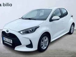 Vit Begagnad 2023 Toyota Yaris Hybrid Halvkombi | 219 900 kr (Marknadspris)