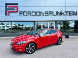 Röd (passion röd) Begagnad 2015 Volvo V40 R-Design Momentum Kombi | 159 000 kr (Marknadspris)