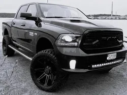 Svart Begagnad 2018 RAM 1500 Pickup | 449 000 kr