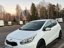 Vit Begagnad 2015 Kia Ceed Comfort Halvkombi | 94 000 kr (Marknadspris)