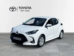 Vit Begagnad 2022 Toyota Yaris Hybrid Active Halvkombi | 209 000 kr (Marknadspris)