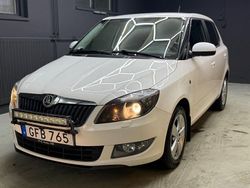 Vit Begagnad 2014 Skoda Fabia Ambiente Halvkombi | 39 900 kr (Marknadspris)