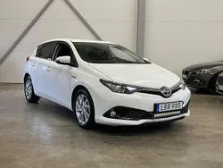 Vit Begagnad 2016 Toyota Auris Hybrid Active Halvkombi | 125 000 kr (Marknadspris)