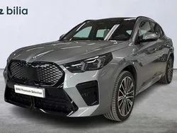 Grå (skyscraper grey metallic) Begagnad 2023 BMW iX2 M Sport SUV | 559 900 kr (Superpris)